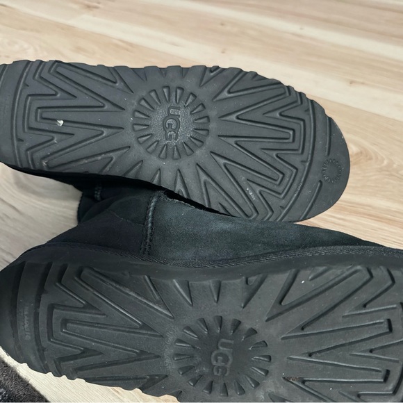 Women’s UGG classic short size size 8 - Picture 5 of 5